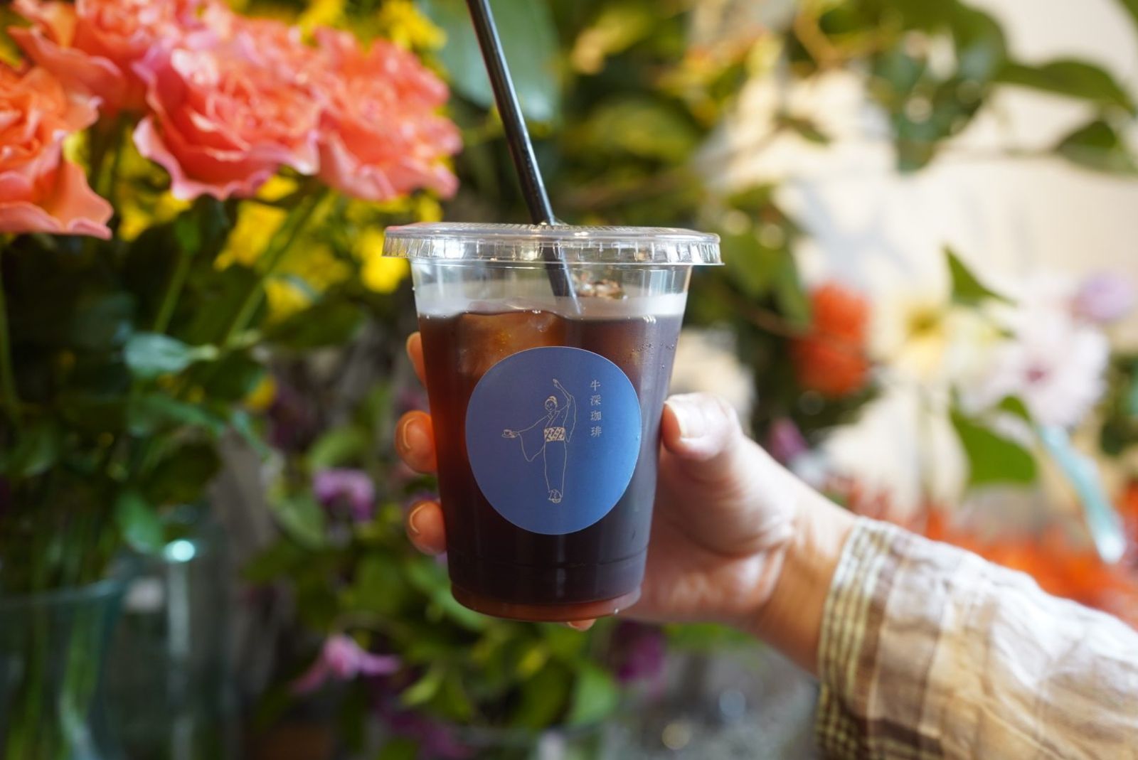 牛深珈琲のロゴシールを貼ったアイスコーヒー
